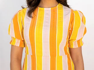 Blouse femme élégante à rayures jaunes, orange et rose avec manches courtes bouffantes, fabriquée par SCP Confection Textile en Tunisie.