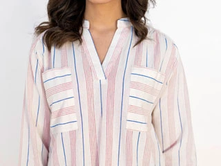 Blouse femme élégante à rayures rouge et bleu avec manches courtes bouffantes, fabriquée par SCP Confection Textile en Tunisie.