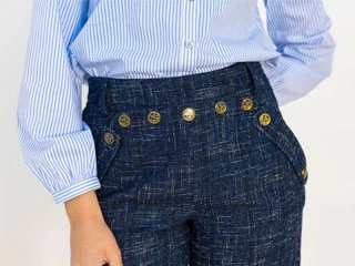 Pantalon élégant taille haute en tweed bleu avec boutons dorés, fabriqué par SCP Confection Textile en Tunisie.