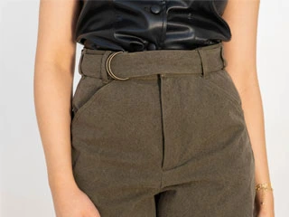 Pantalon taille haute vert avec ceinture à boucle dorée, fabriqué par SCP Confection Textile en Tunisie.