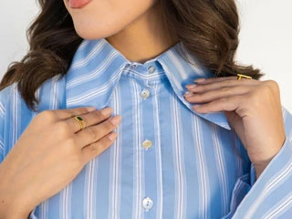 Chemise femme élégante à rayures blanc et bleu avec manches courtes bouffantes, fabriquée par SCP Confection Textile en Tunisie.