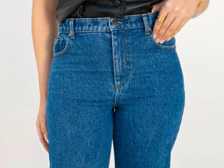 Mannequin élégant portant un pantalon jean tendance, confectionné par SCP, entreprise textile tunisienne spécialisée en prêt-à-porter de qualité.