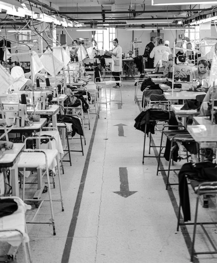 Vêtements en tissu de haute qualité suspendus, fabriqués par SCP Confection Textile en Tunisie